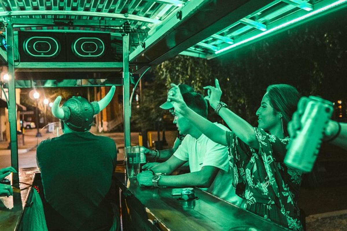 un gruppo di persone sedute al bar con le corna in testa