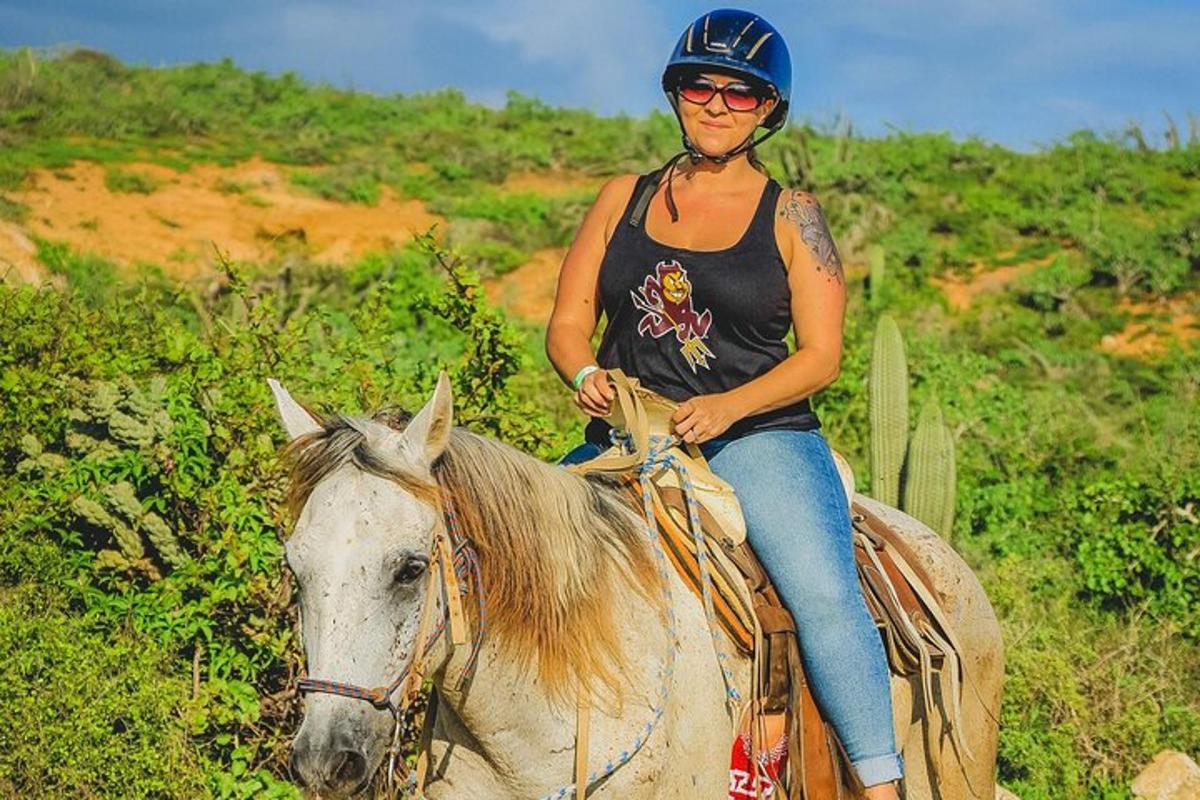 une femme à cheval dans un champ