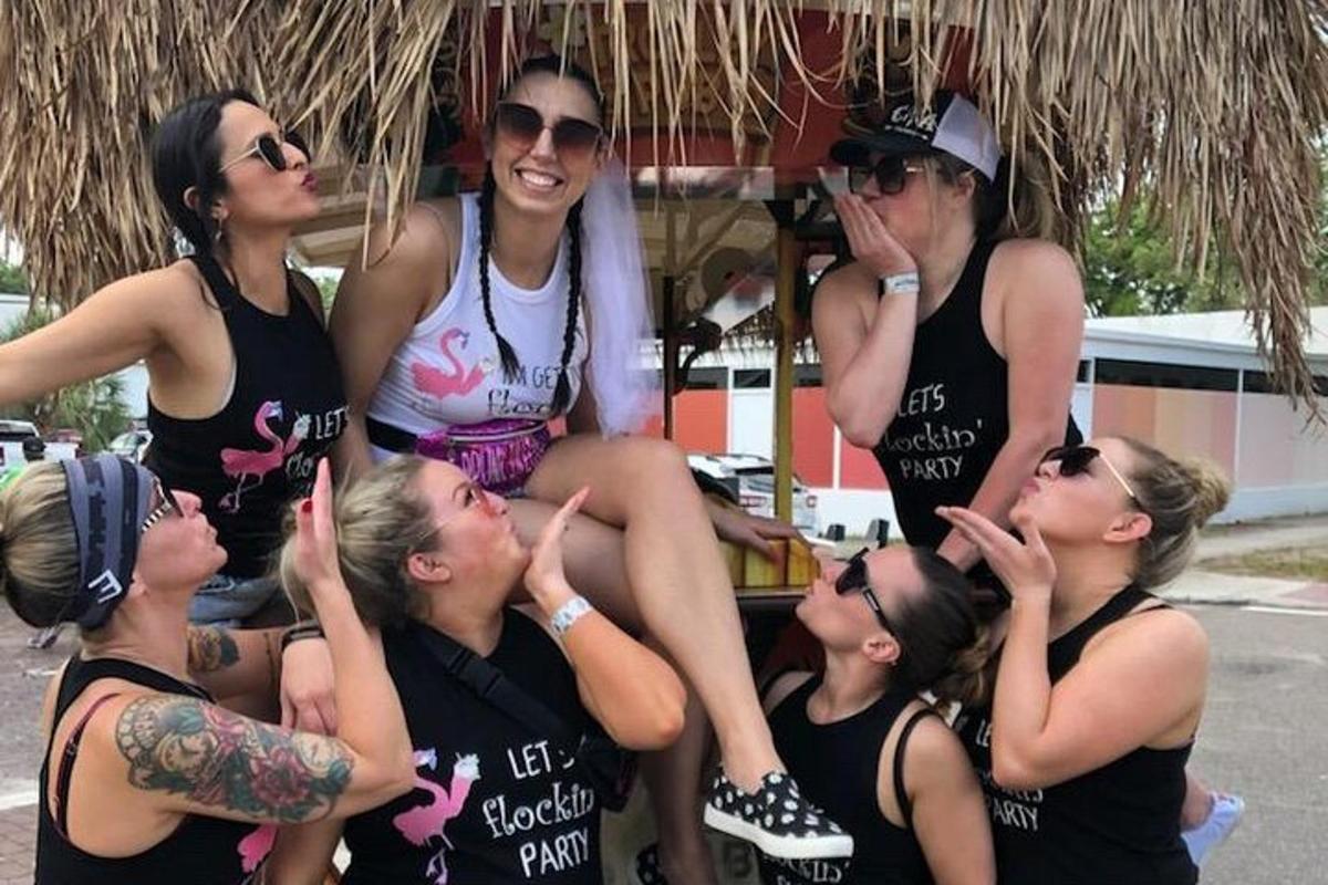un gruppo di donne posa per una foto