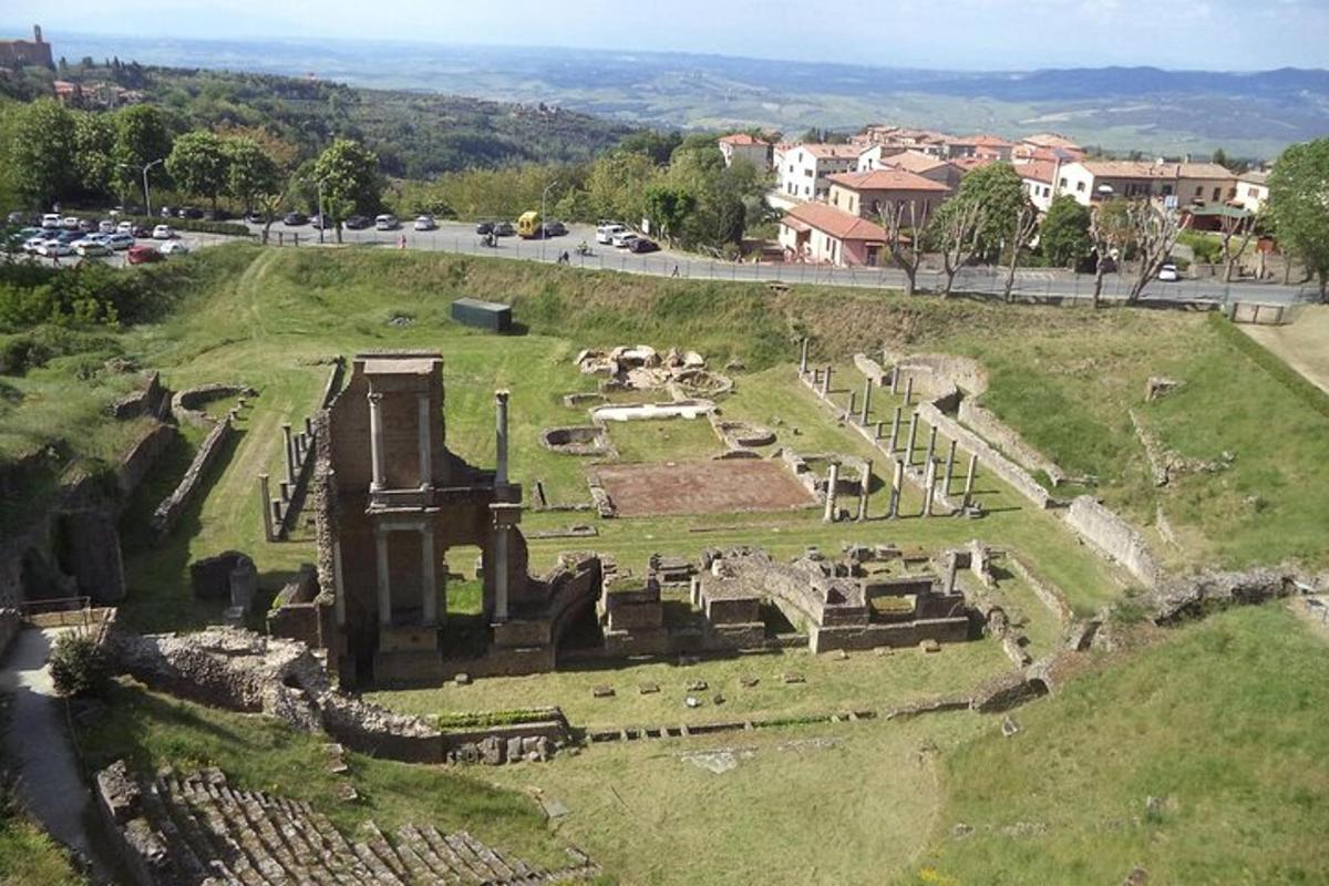zračni pogled na ruševine stavbe na hribu