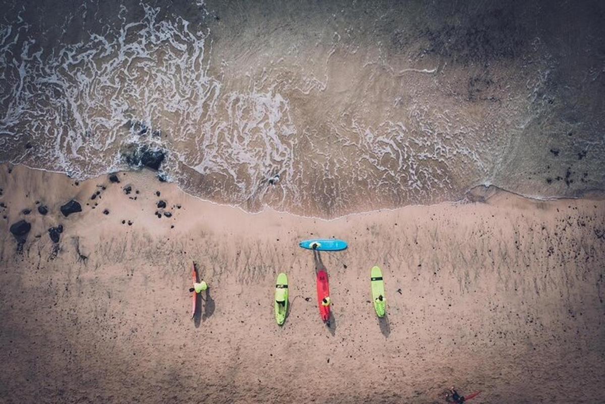 Una vista aérea de tres kayaks en una playa.