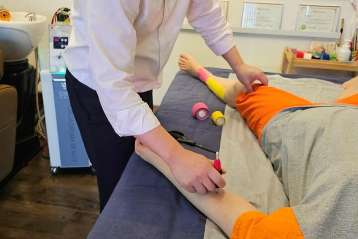 una persona che fa un massaggio alle gambe a un uomo