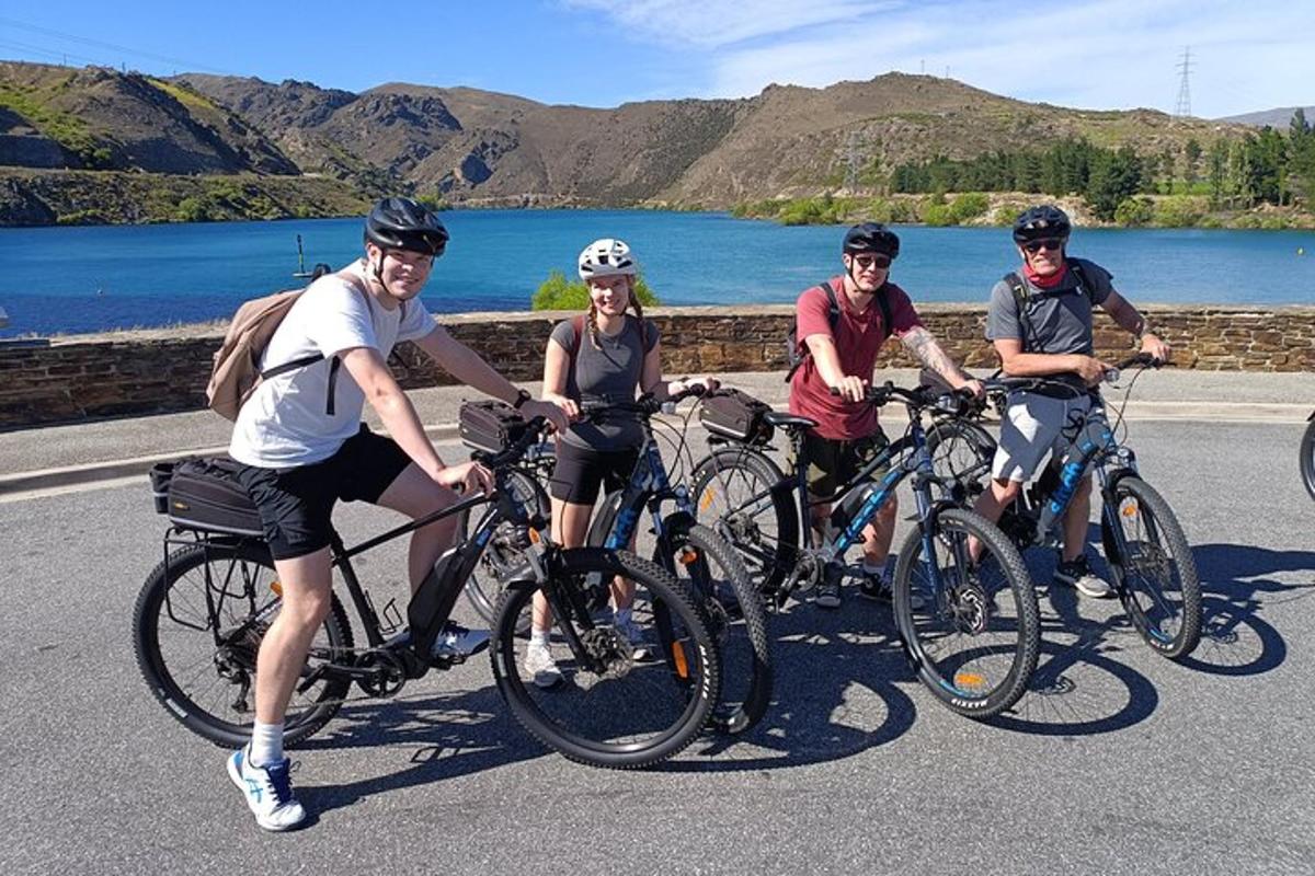 un gruppo di persone in bicicletta su una strada