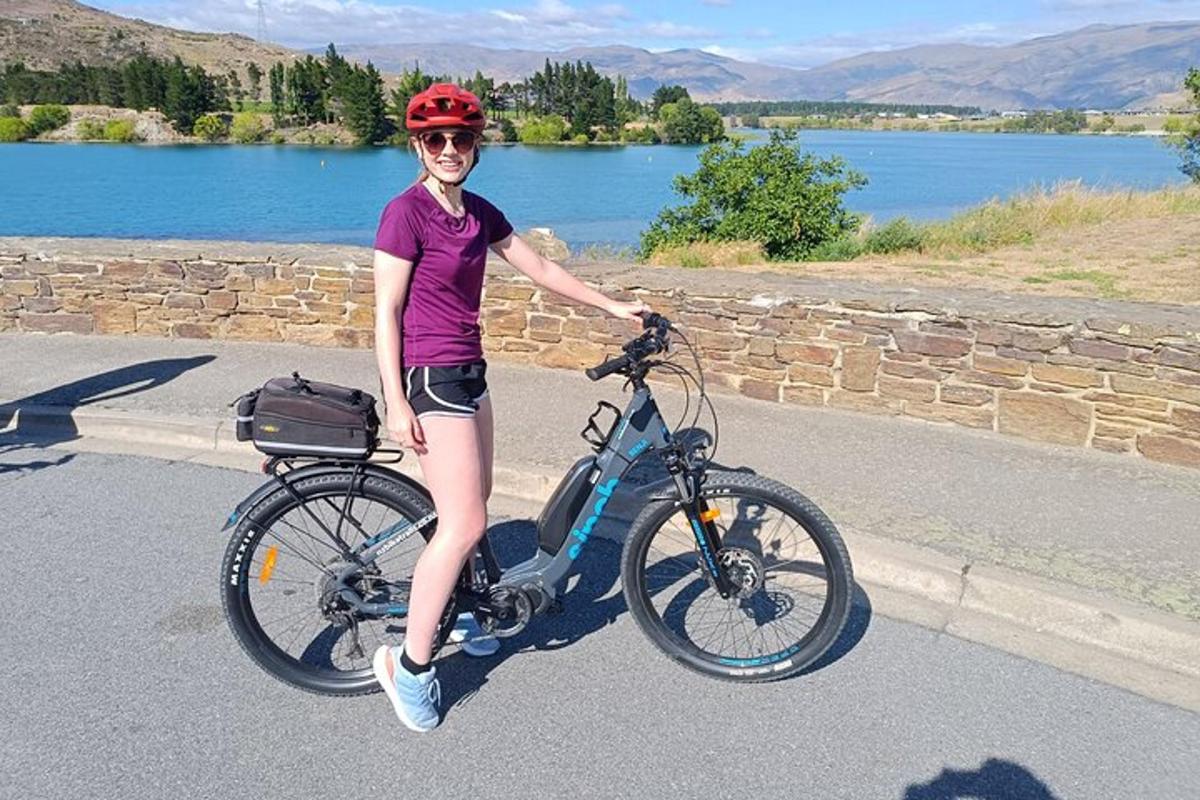 una donna è in piedi accanto a una bicicletta