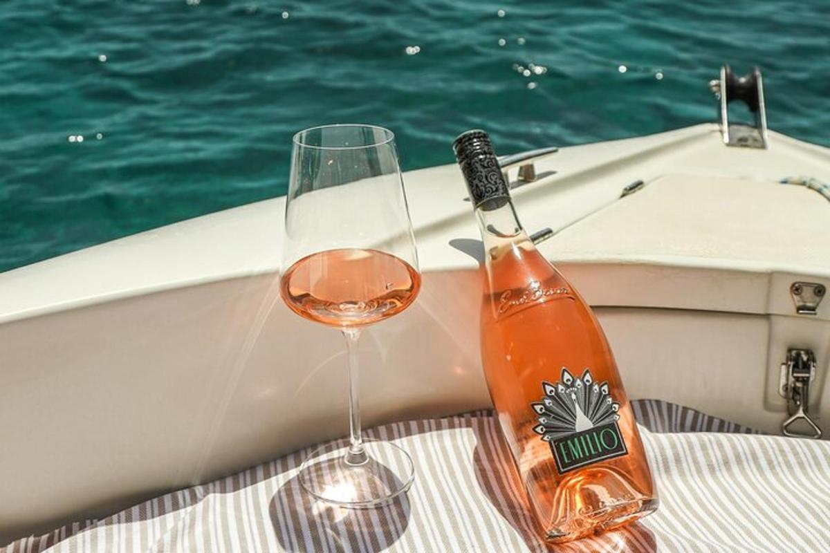 Una botella de vino y dos copas en un barco