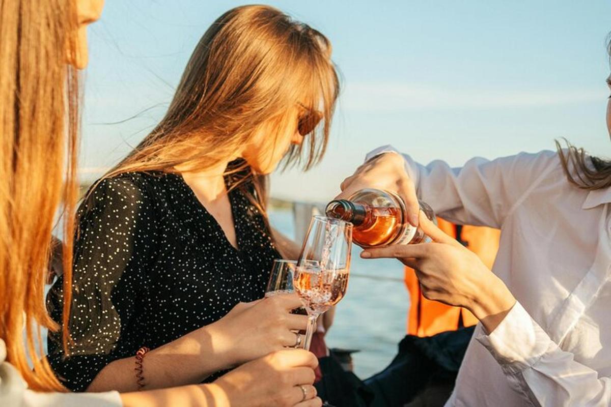 un grupo de personas sosteniendo copas de vino