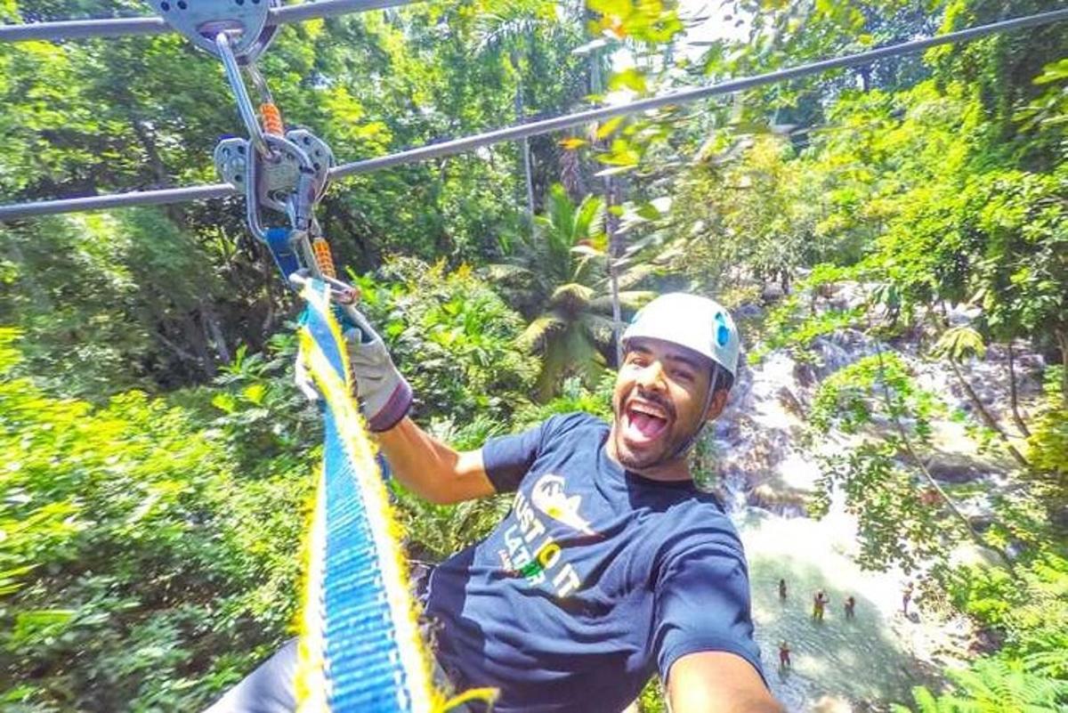 een man op een zipline in de jungle