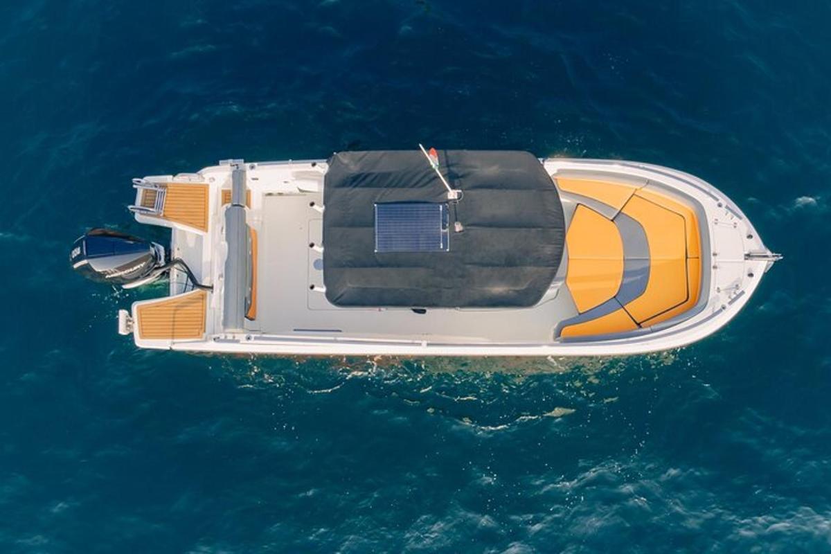 una vista aérea de un barco en el agua