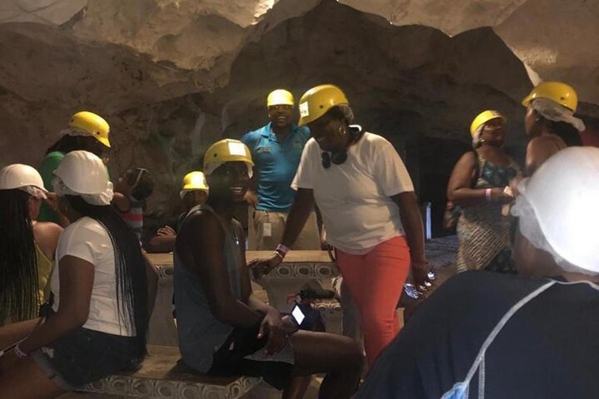un gruppo di persone che indossano caschi protettivi in una grotta