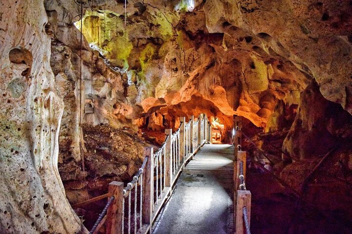 un tunnel in una grotta con una passerella