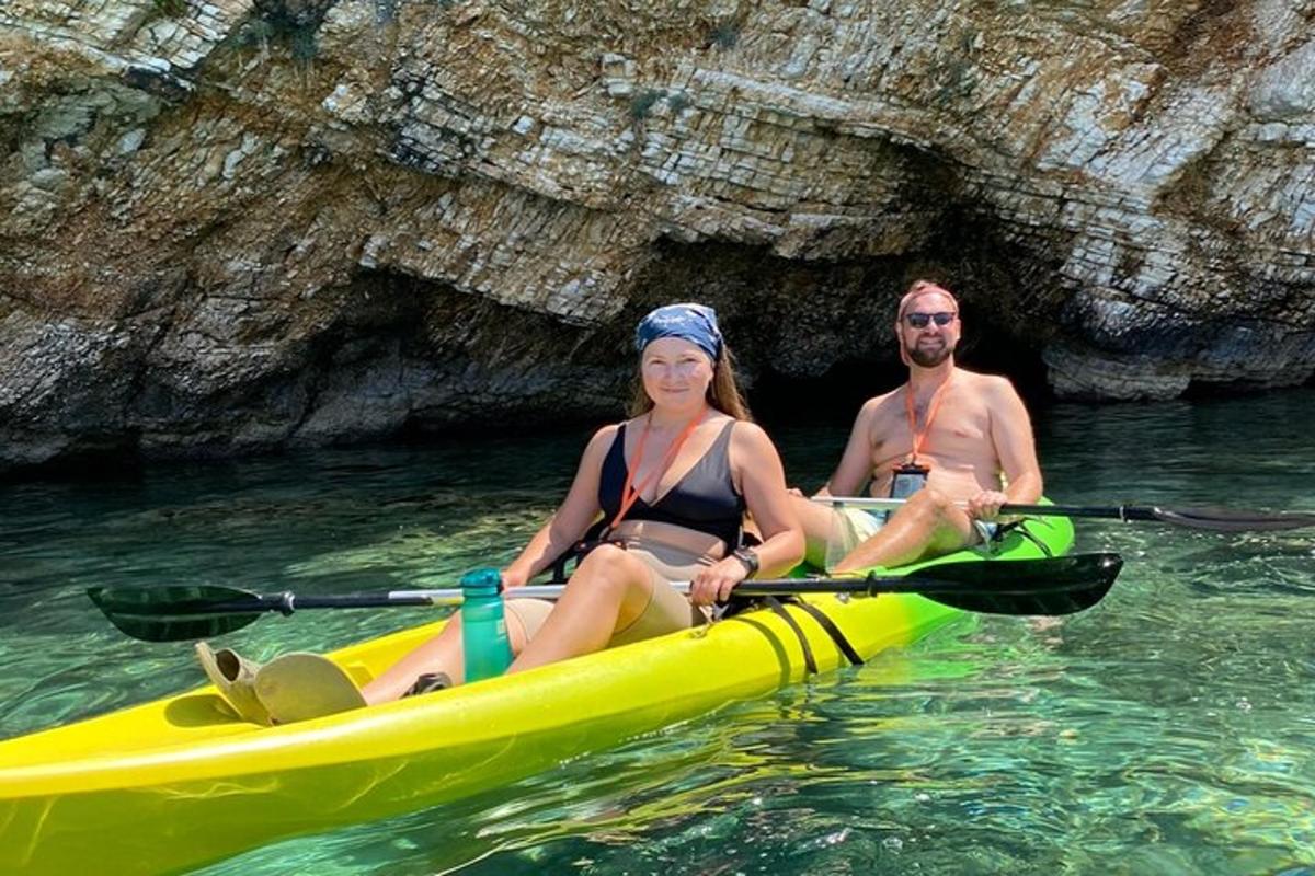 un home i una dona en un caiac a l'aigua