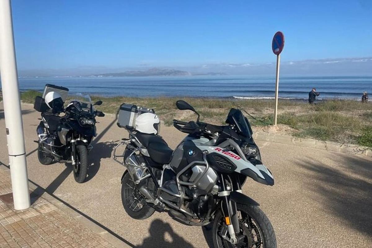 dva motocykly zaparkované na okraji pláže