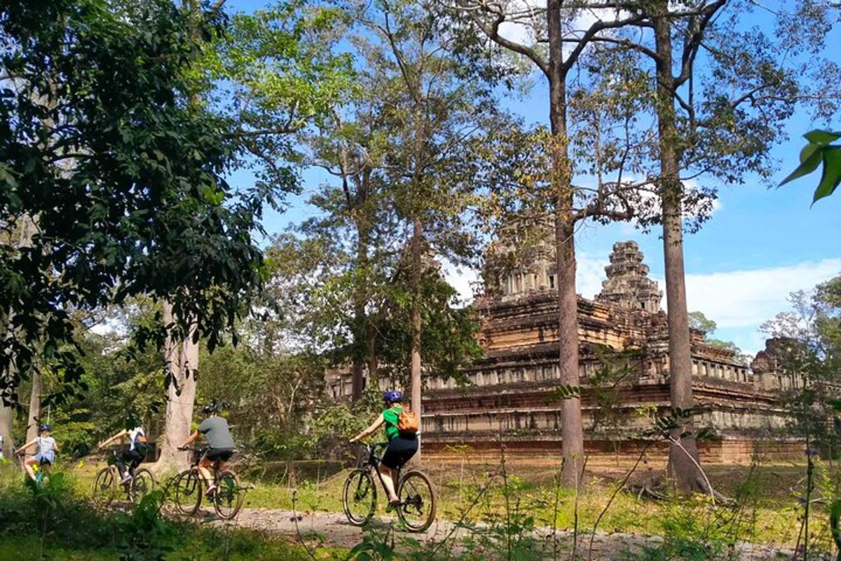 mga taong nagbibisikleta sa harap ng isang templo