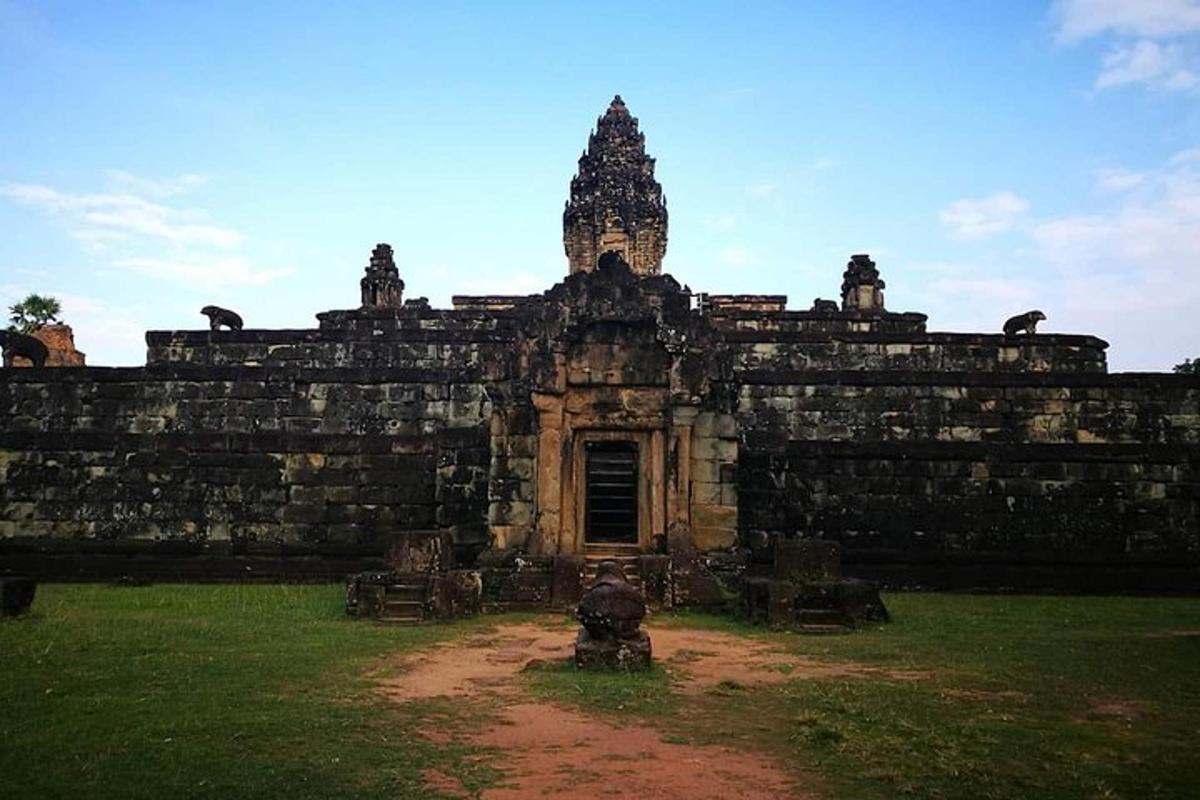 um antigo edifício de pedra em um campo de grama
