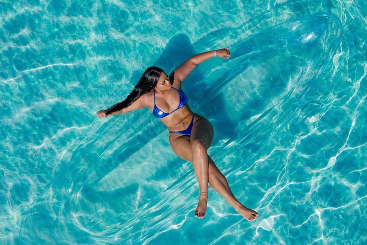 una mujer en bikini en una piscina de agua