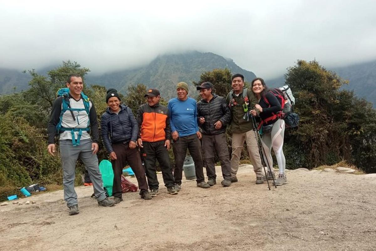 isang grupo ng mga tao na nagpapakuha ng larawan sa isang bundok