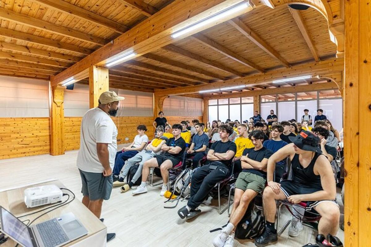 skupina lidí sedících na židlích v místnosti
