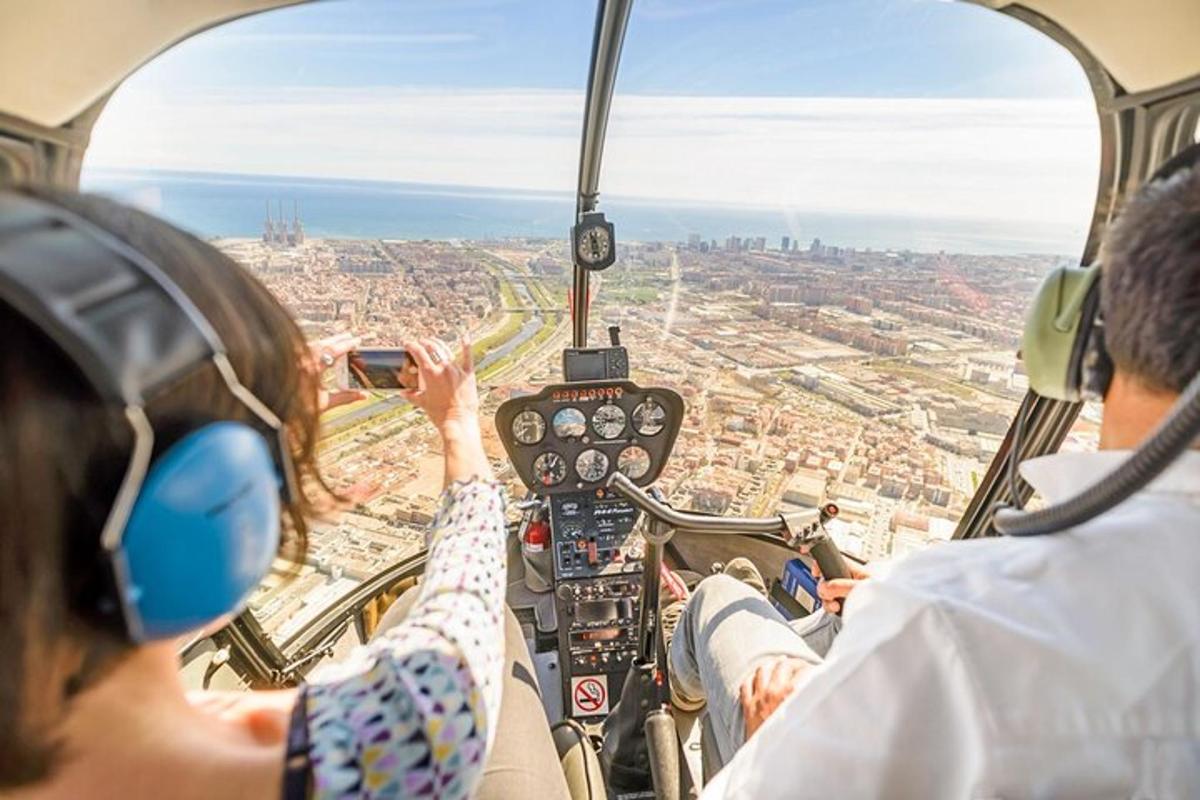 un grup de oameni care pilotează un elicopter