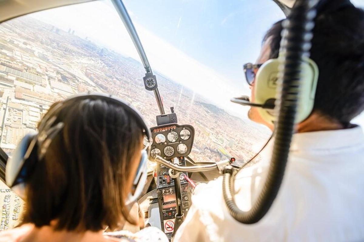 un bărbat și o femeie care pilotează un elicopter