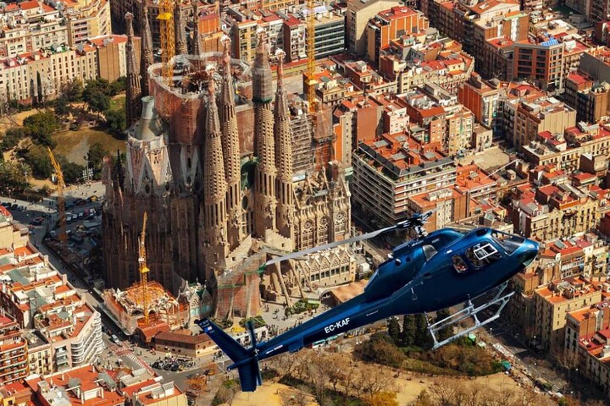 Un elicopter albastru zboară deasupra unui oraș