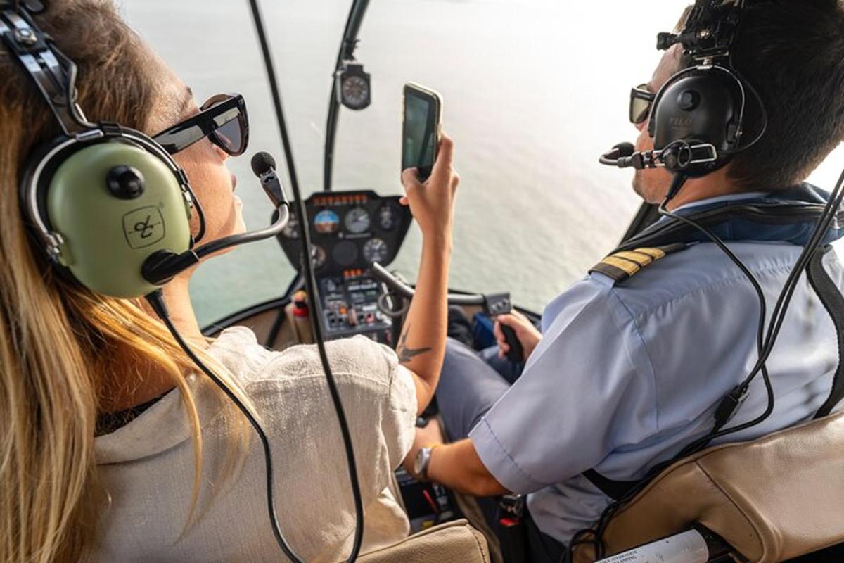 două persoane stând într-un avion cu căști și un telefon mobil