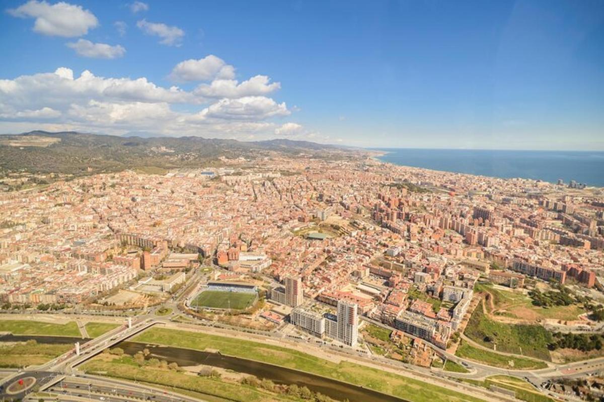 o vedere aeriană a unui oraș cu oceanul