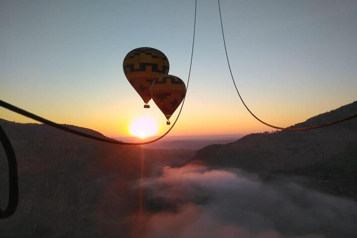 due mongolfiere che volano nel cielo al tramonto