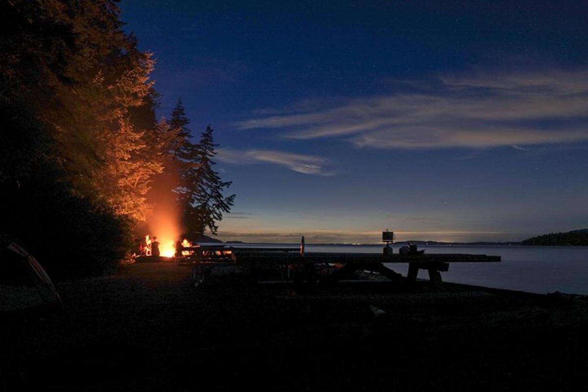piknikulaud lõkke kõrval järve ääres