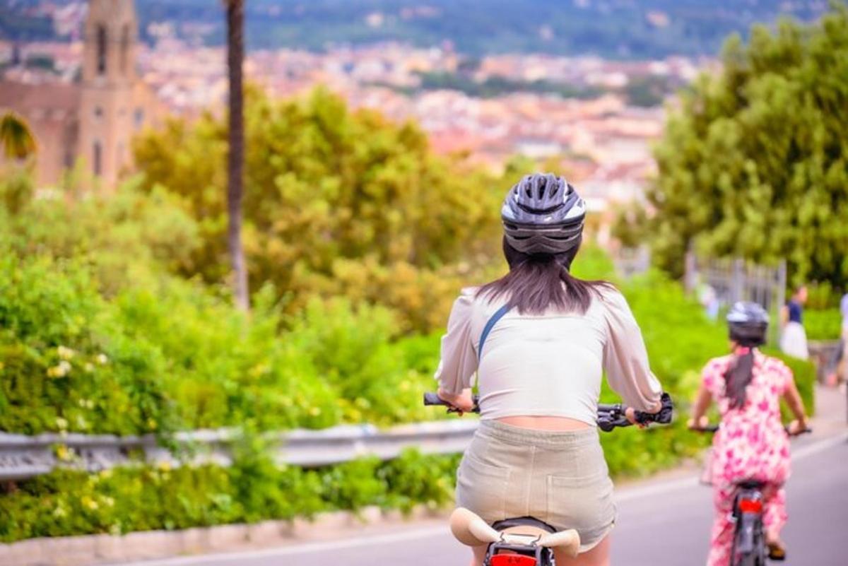 dues persones anant en bicicleta per una carretera
