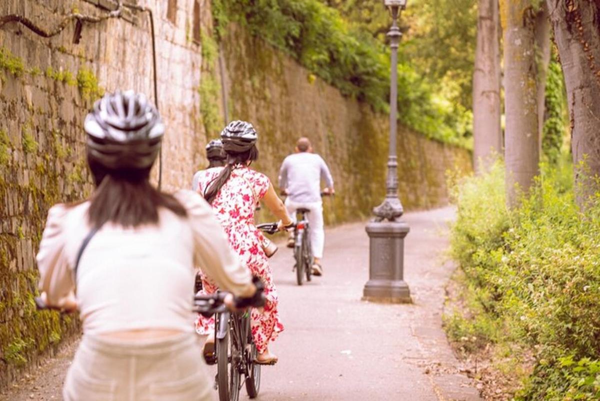 dues persones van en bicicleta per un camí