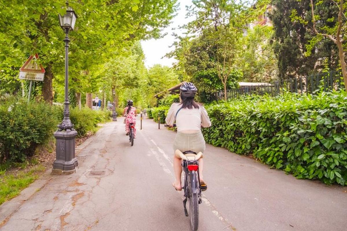 dues persones anant en bicicleta per un carrer