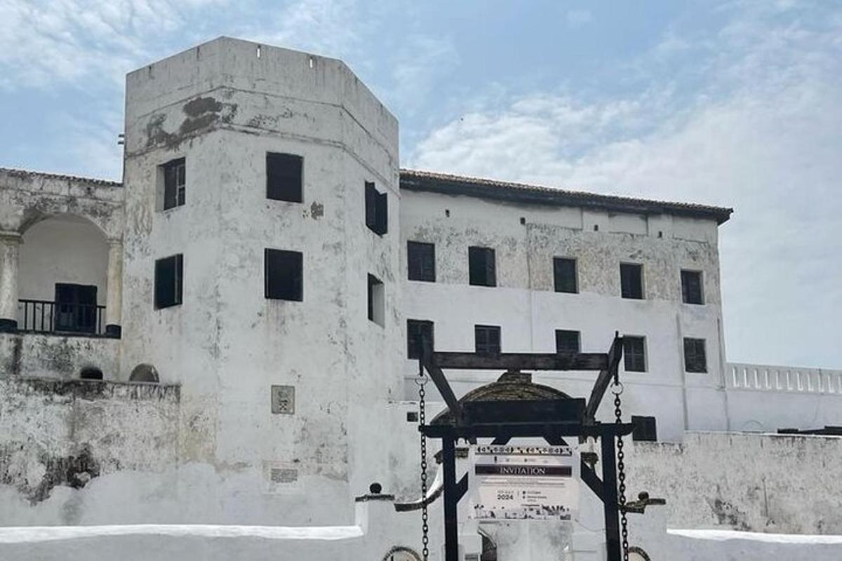 un vecchio edificio con un cartello davanti