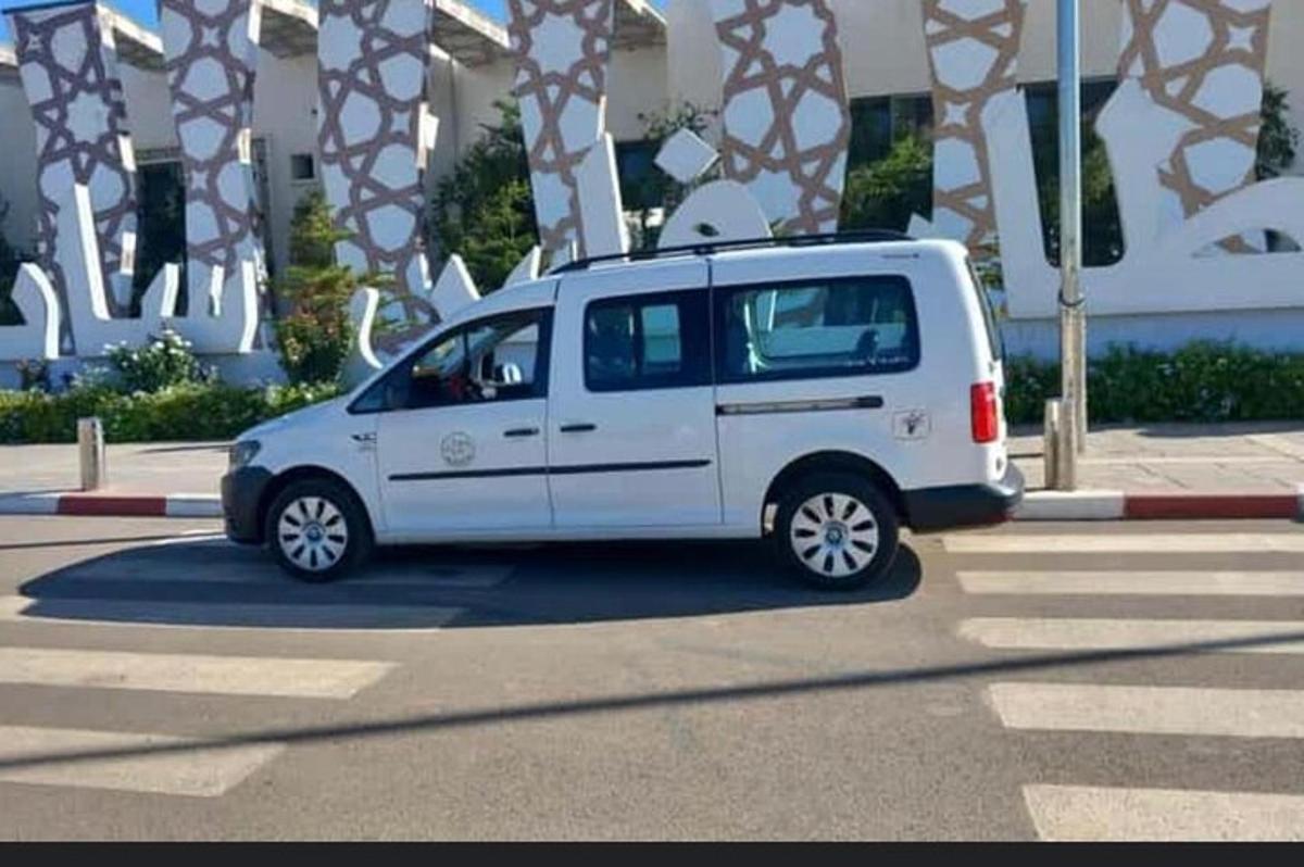 egy fehér furgon parkolt a parkolóban