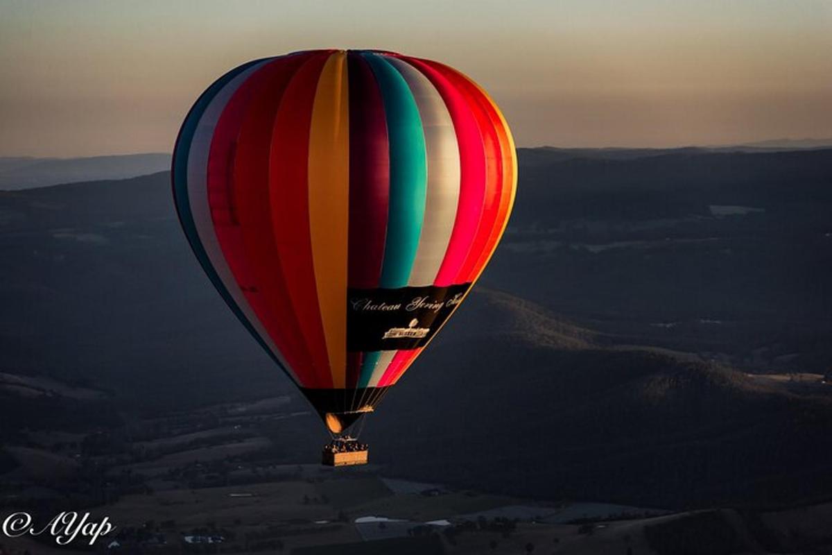 barvit balon na vroč zrak, ki leti po nebu