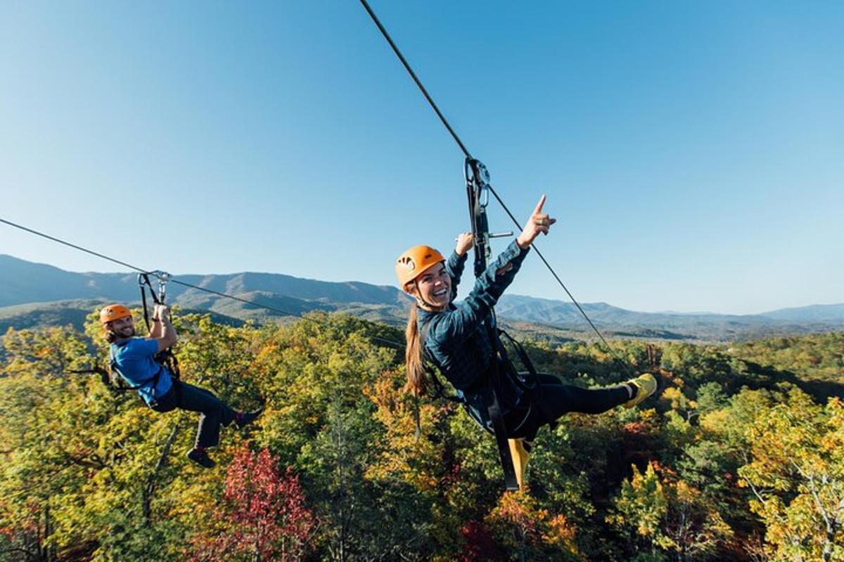 dva lidé na zip line v horách