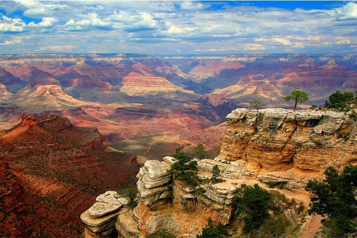 Útsýni yfir Grand Canyon á skýjuðum degi