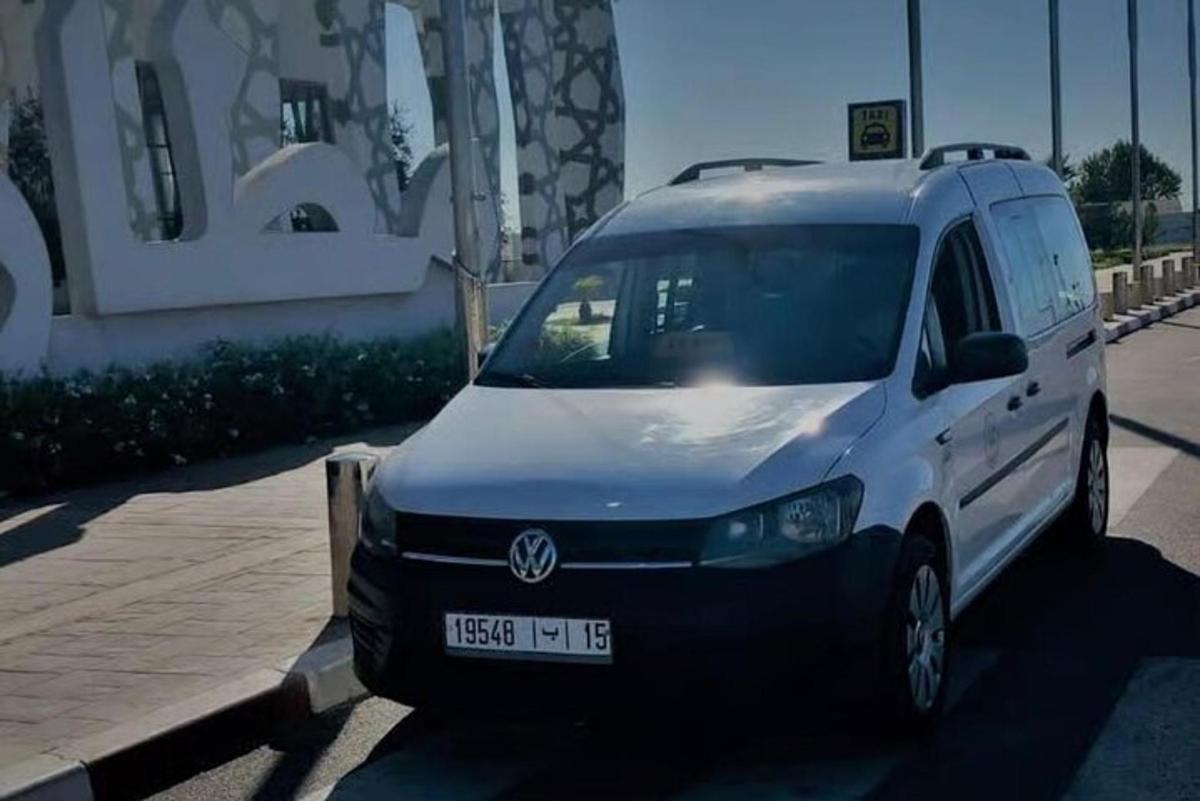 una camioneta blanca estacionada al costado de una carretera