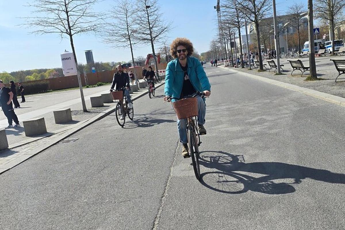 通りを自転車で走る男性