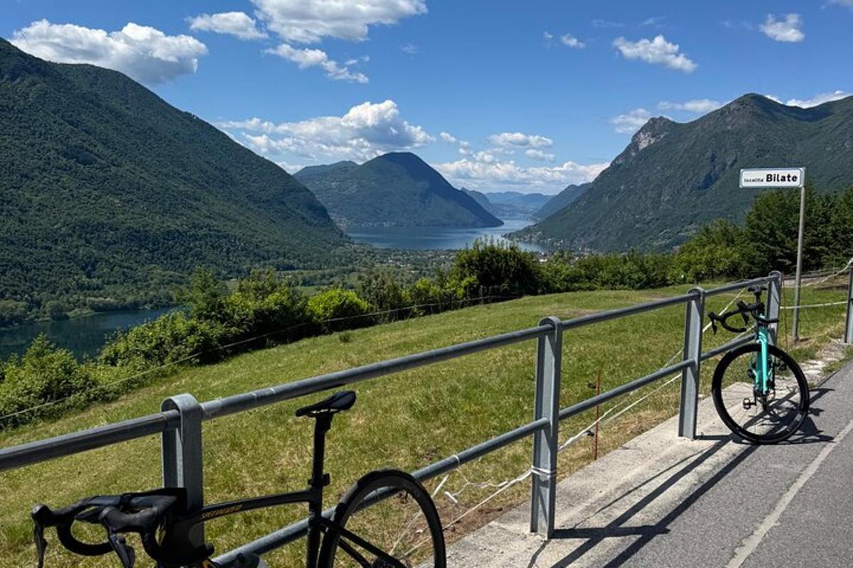 dues bicicletes aparcades a la vora d'una carretera amb muntanyes