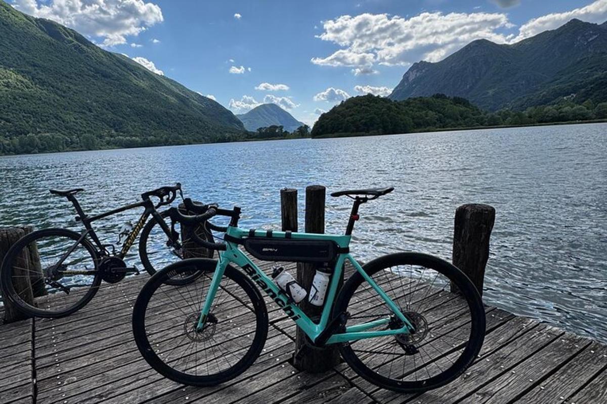 dues bicicletes aparcades en un moll al costat d'un llac