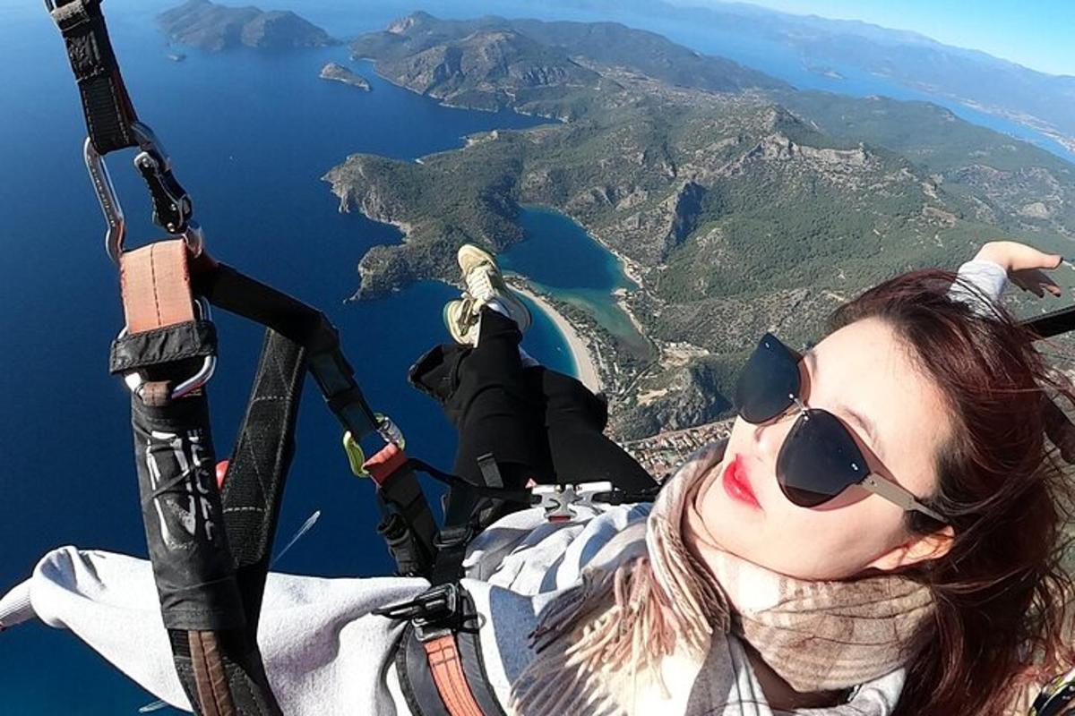 ženska s sončnimi očali leti po nebu