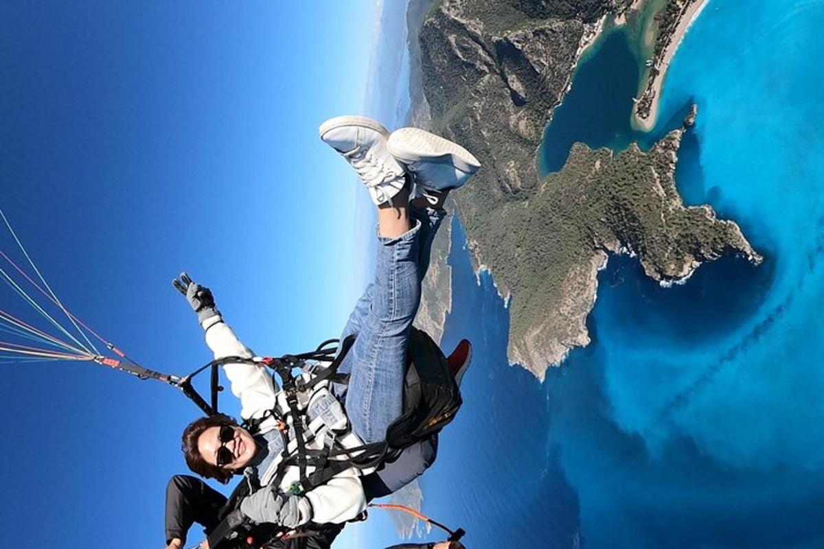 en man hänger från en fallskärm i himlen