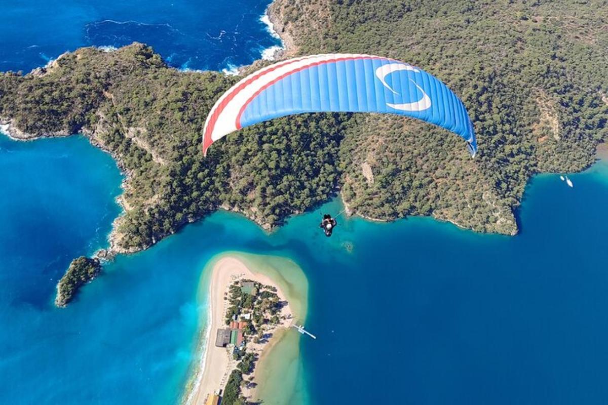 jadralno padalstvo leti nad majhnim otokom v vodi