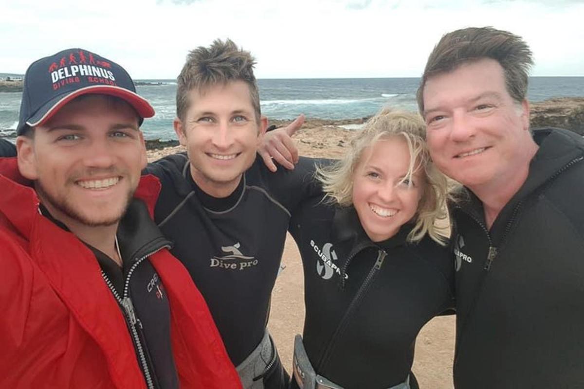 grupa trzech osób pozujących do zdjęcia na plaży