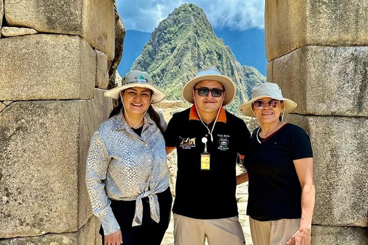 tre persone che indossano cappelli in piedi davanti a una montagna