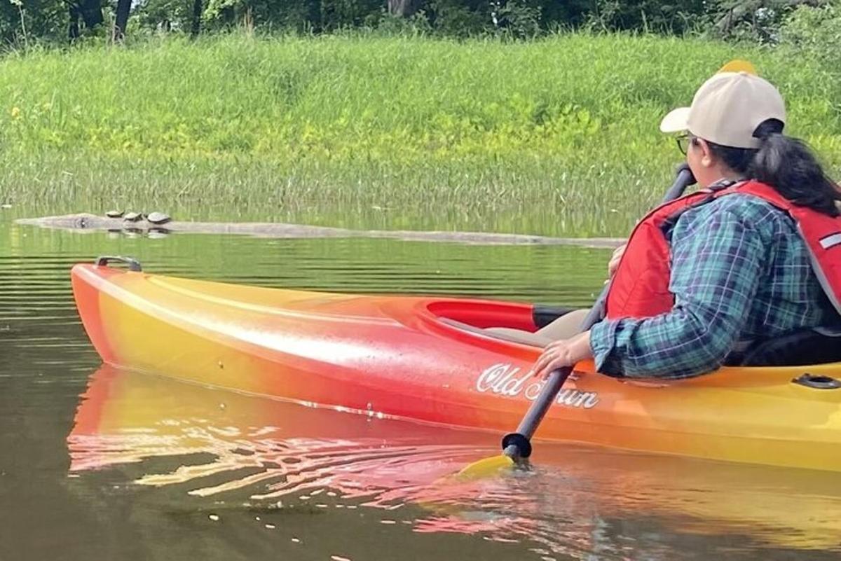 Un hombre y una mujer en un kayak en el agua