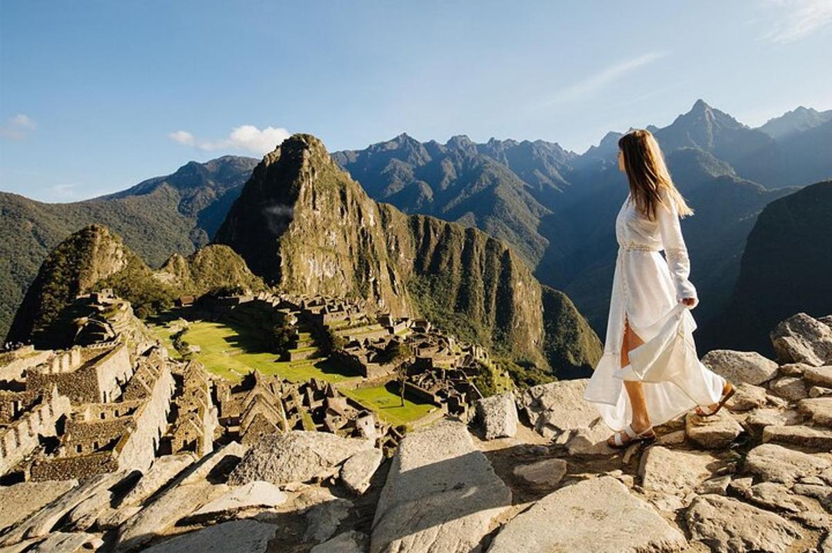 una donna in piedi sulla cima di una montagna
