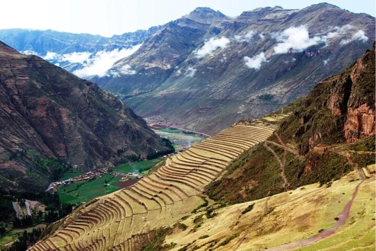 une vue d'une vallée dans les montagnes
