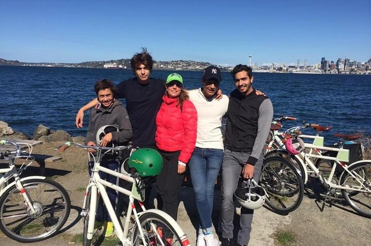 Un grupo de personas posando para una foto junto a bicicletas.
