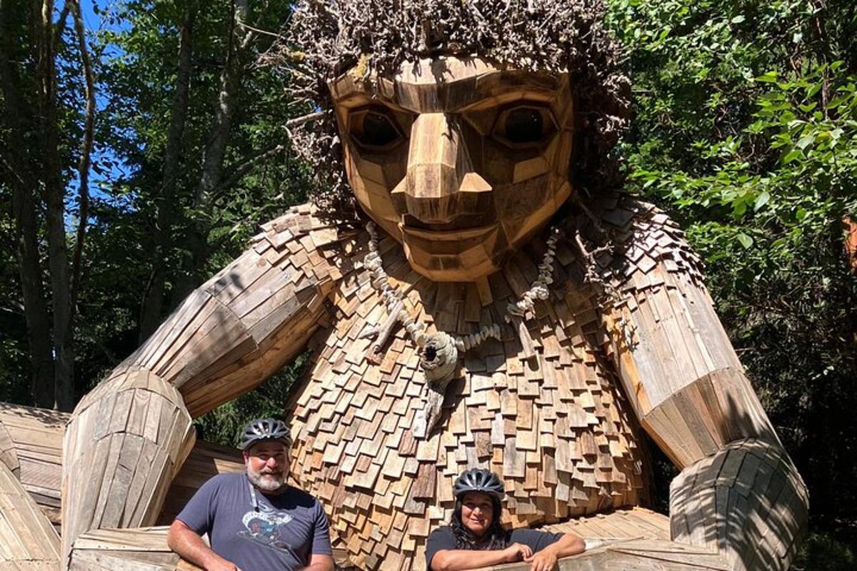 Dos hombres están sentados frente a una estatua